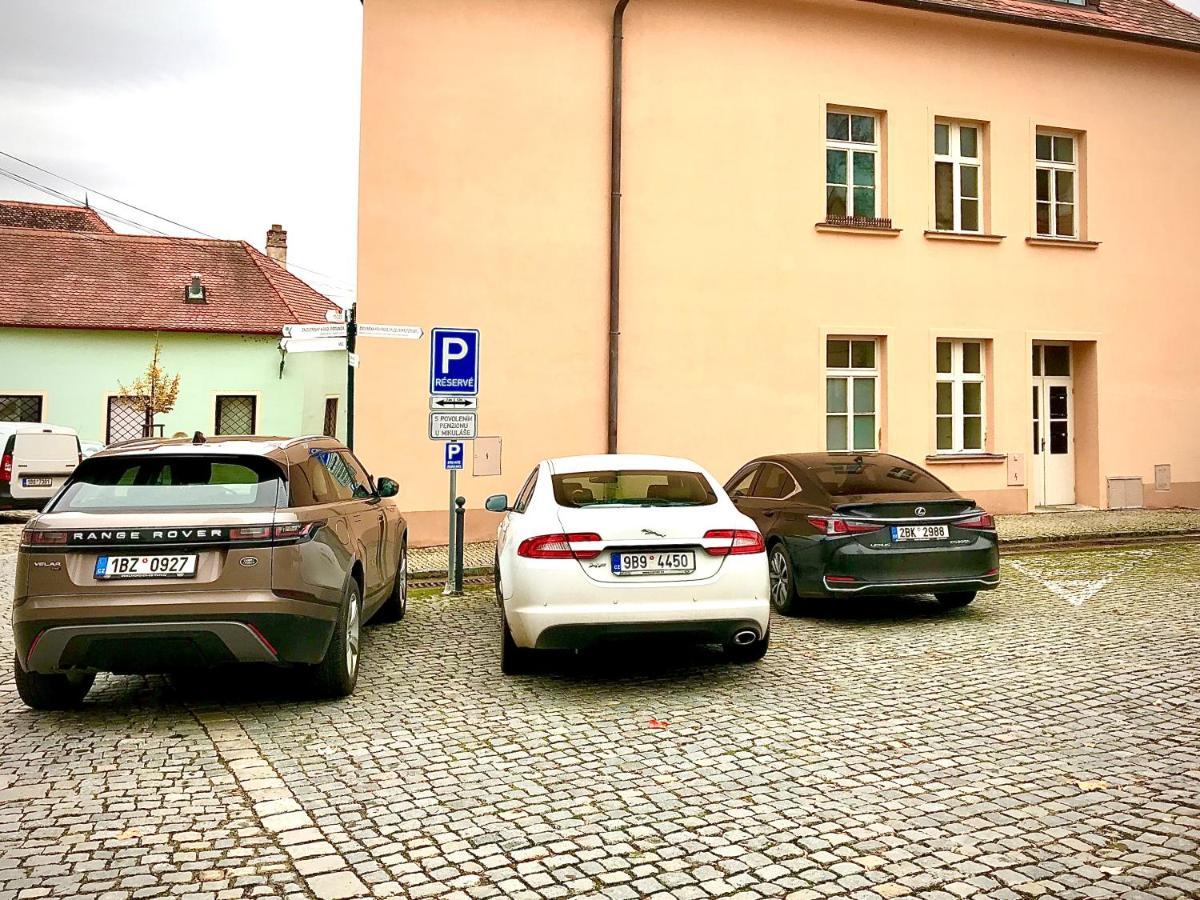 Boutique Apartments U Rolanda, Mikulasske Namesti Znojmo Eksteriør billede