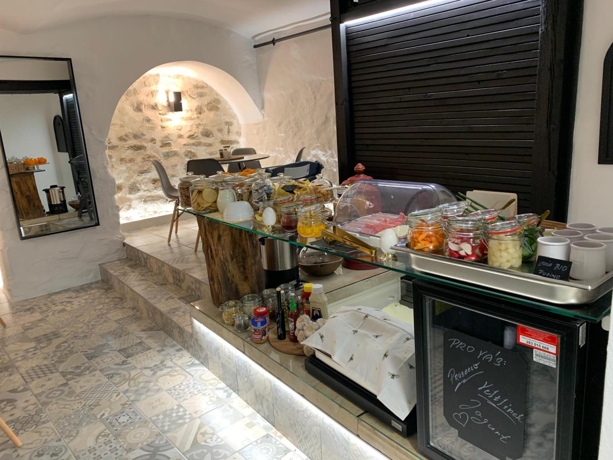 Boutique Apartments U Rolanda, Mikulasske Namesti Znojmo Eksteriør billede
